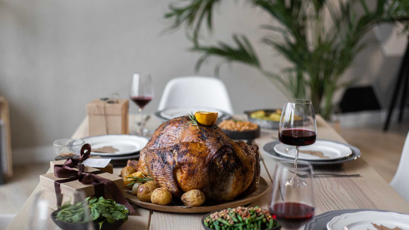 How to Set Up a Cozy Outdoor Thanksgiving Table